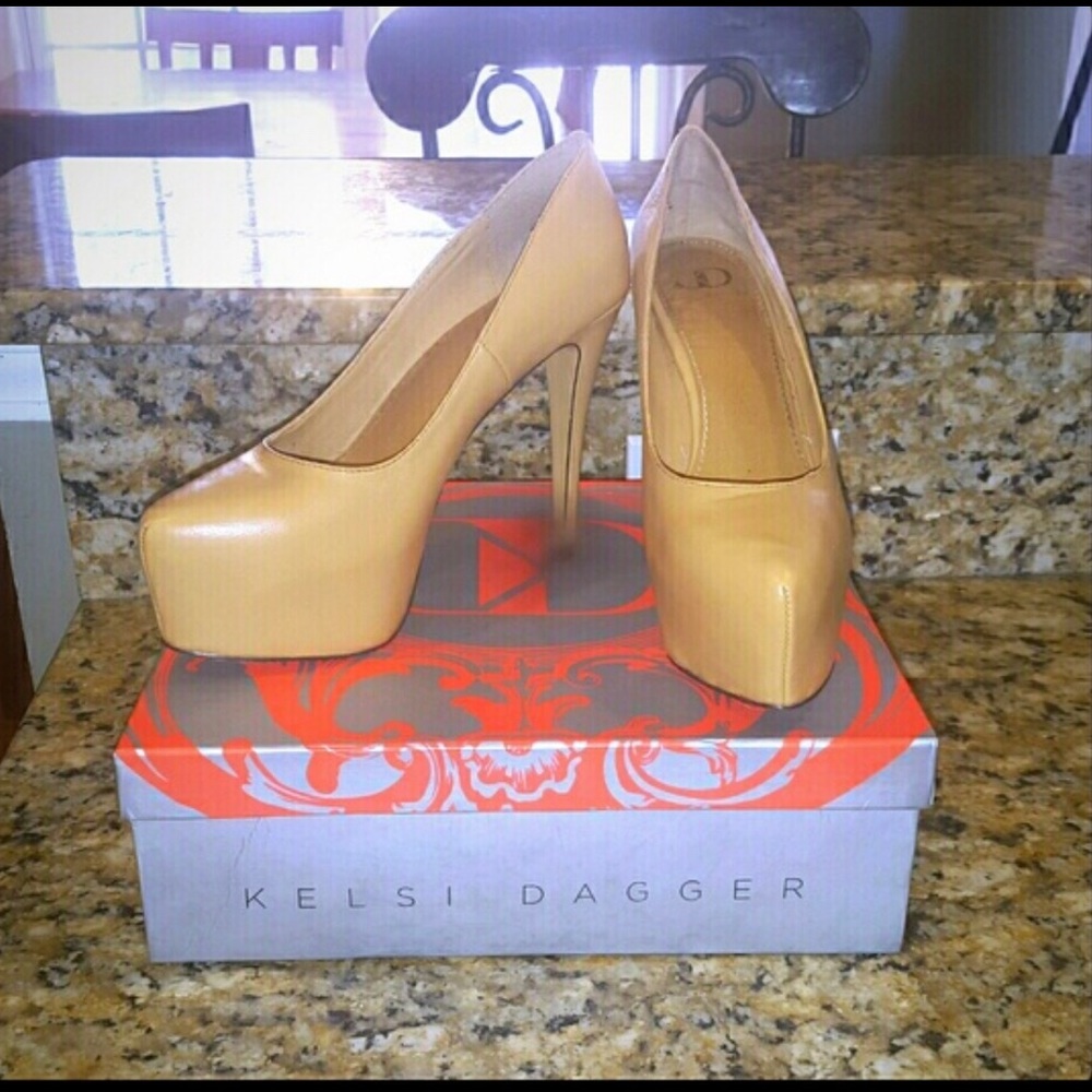 Kelsi Dagger tan heels